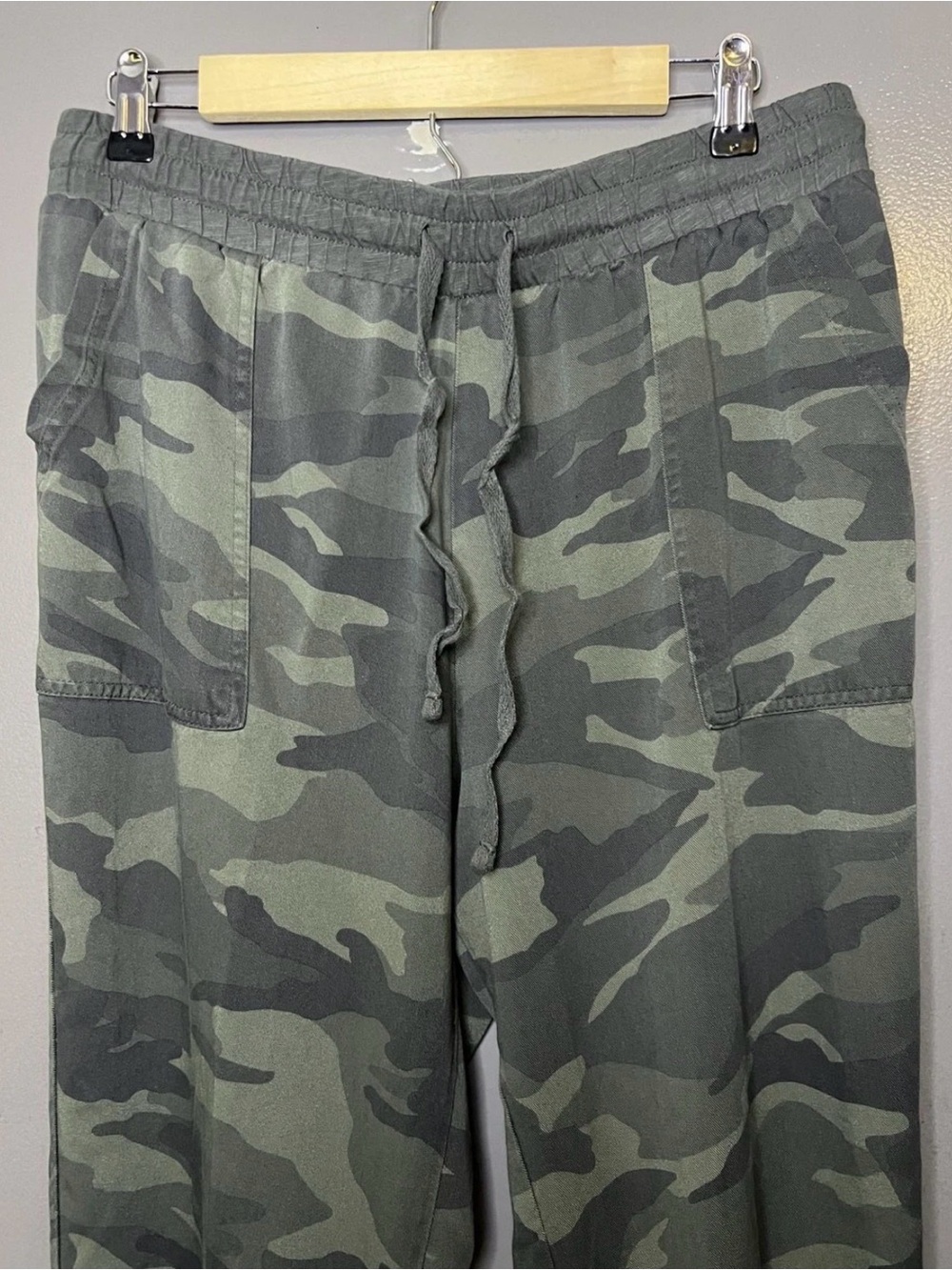 Women’s splendid camo joggers. Sz XL NWOT.